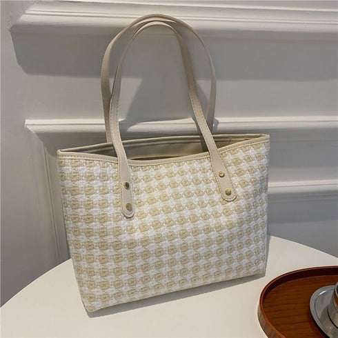 Fashionable Texture Versatile Shoulder Zipper Handbag Made of Polyester.